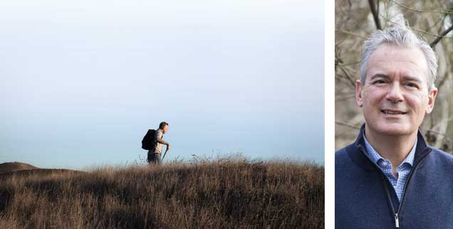 Richtig Reisen nach Ilija Trojanow (Foto rechts) heißt, allein, zu Fuß und mit leichtem Gepäck unterwegs zu sein  (Fotos: Cultura Creative (RF) / Alamy Stock Photo; Yvonne Schwehm Ypspunkt.de)