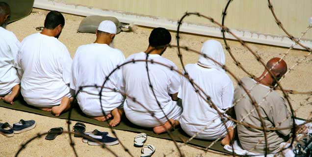 Muslimische Gefangene beim Gebet: Das Lager in Guantanamo ist zum Symbol für Amerikas rücksichtslosen Umgang mit Menschenrechten im Anti-Terror-Krieg geworden. (Foto: pa/Kyodo/MaxPPP)