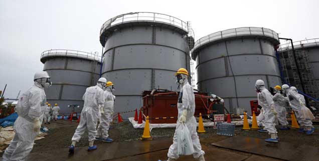 Fukushima und kein Ende: Die Reaktorkatastrophe vom 11. März 2011 hat multikomplexe Folgen. Erst kürzlich sind  hundert Tonnen verseuchtes Wasser im Boden versickert. Das Gelände kann nur mit Schutzanzügen (Foto) betreten werden. Ob Tepko, die Betreiberfirma, den Umweltgau jemals in den Griff bekommt, ist mehr als ungewiss. (Foto: pa/Tomohiro Ohsumi/Pool)
