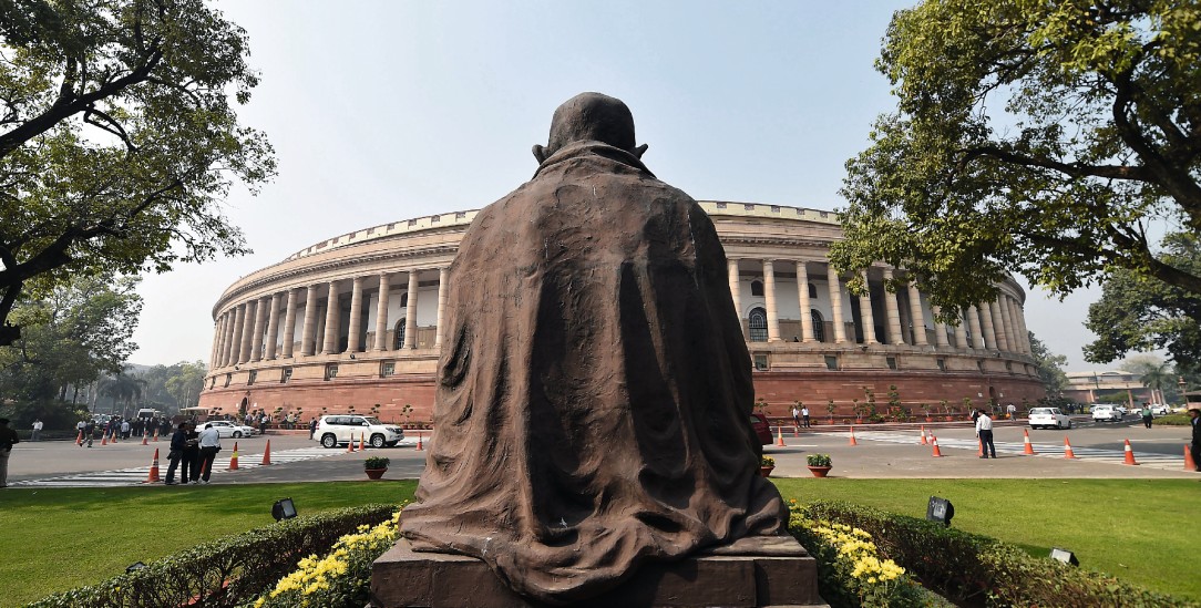 Vergessener Held: Gandhi-Denkmal vor dem Parlament in Neu Delhi (Foto: pa/epa/str)