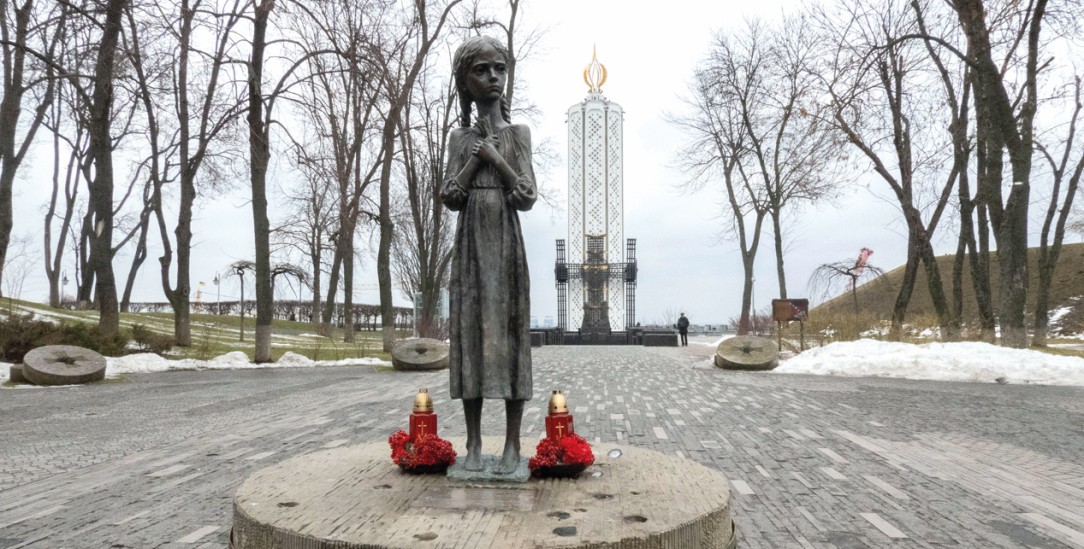Gedenken: In Kiew erinnert ein Denkmal an den Hungertod von Millionen Menschen (Foto: ZUMA Press/ Alamy Stock Photo)