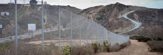 Die amerikanisch-mexikanische Grenze: Über 3000 Kilometer zieht sie sich hin. Flüchtlinge, die den Grenzzaun überwinden und es bis in die USA schaffen, sind in Gefahr, dort inhaftiert zu werden  (Foto: pa/Frank Duenzl)