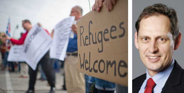 "Refugees Welcome": Kundgebung in Berlin in diesem Sommer für ein Willkommensklima gegenüber Flüchtlingen in Deutschland. Der Migrationsforscher Steffen Angenendt (rechts) sagt: "Wir haben deshalb so ein Problem mit illegaler Zuwanderung, weil wir viel zu wenige legale Zuwanderungsmöglichkeiten bieten. Seit den 1990er Jahren haben die Menschen praktisch keine Chance mehr, auf legalem Wege nach Europa zu kommen." (Foto: pa/Brakemeier)
