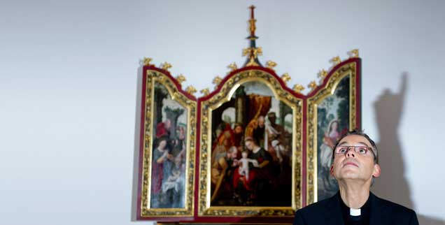 Bischof Franz-Peter Tebartz-van Elst in der Limburger Kapelle, Ende 2012: Ob er auf Hilfe von ganz oben hoffen kann, bleibt fraglich. (Foto: PA/DPA/Roessler)