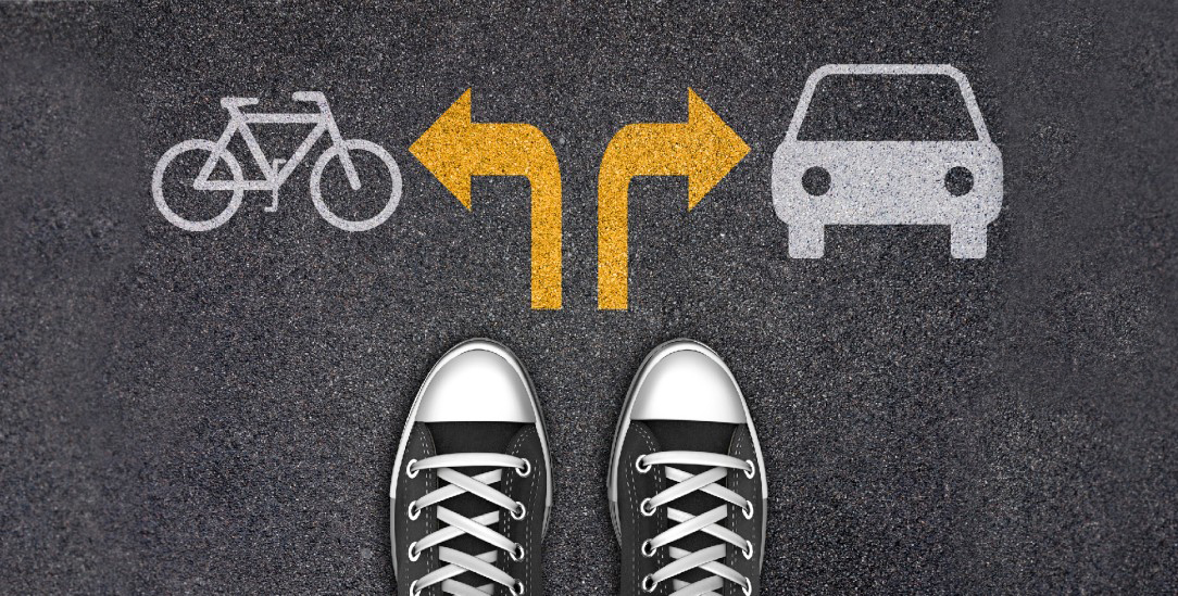 Fahrrad oder Auto? Wer sein Fahrrad vor das Auto stellt, wählt vielleicht öfter die klimafreundlichere Fortbewegungsart. Das rät auf jedenfalls der Psychologe Thomas Brudermann (Foto: istockphoto/fatido)