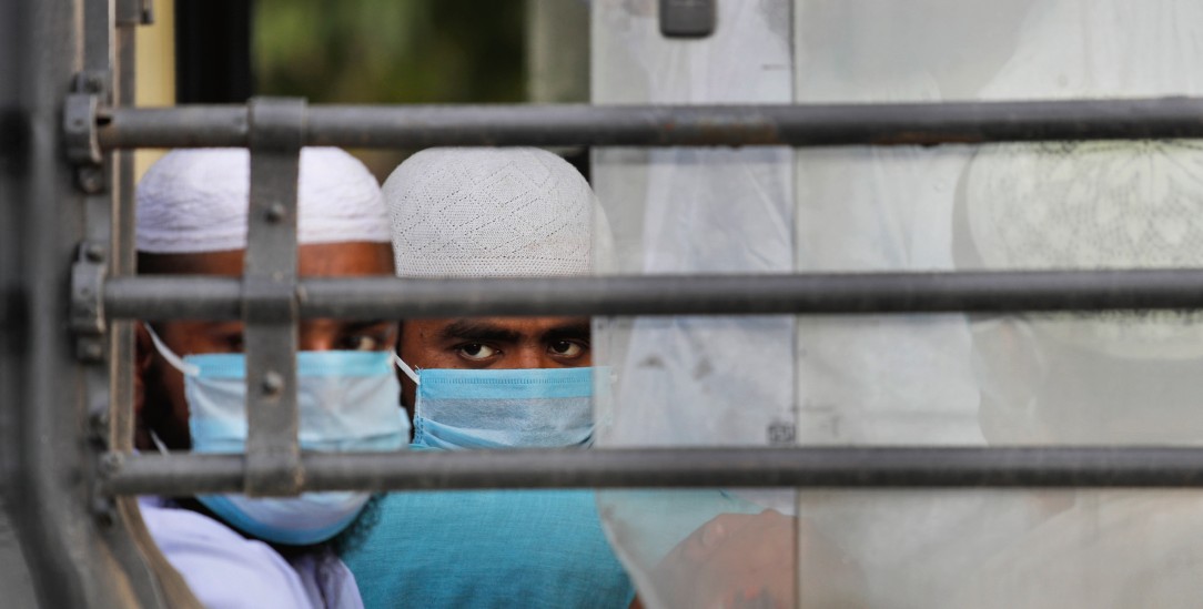 Neu-Delhi: Muslimische Pilger warten auf einen Bus, der sie in eine Quarantäne-Station bringen soll (Foto: pa/Swarup)
