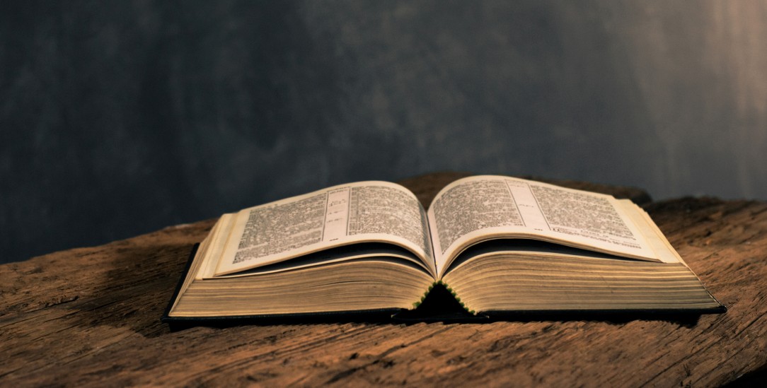 Was sagt die Bibel? Viele renommierte katholische Bibelwissenschaftler finden in der Heiligen Schrift keine Argumente für das Verbot der Frauenordination (Foto: istockphoto/Bushko)