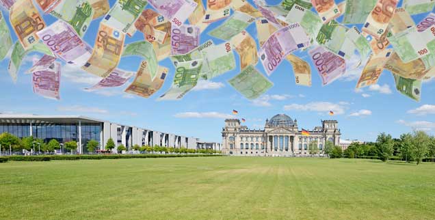 Berlin, die Sommerrepublik: Was macht man jetzt mit dem ganzen Geld, das nicht mehr Betreuungsgeld sein darf? Heute wird das erstmals beraten. (Fotos: akf/fotolia; whitelook/fotolia)