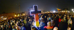 Pegida-Anhänger während einer Demonstration in Dresden: Obwohl sie in Sachsen das Kreuz als Symbol der angeblichen "Religion der Deutschen" vor sich her tragen und viele Demonstranten AfD wählen, zeigen die Wahlergebnisse im benachbarten Sachsen-Anhalt: Unter den zahlreichen AfD-Wählern sind im Vergleich mit westlichen Bundesländern weniger Christen. (Foto: pa/dpa/Ralf Hirschberger)