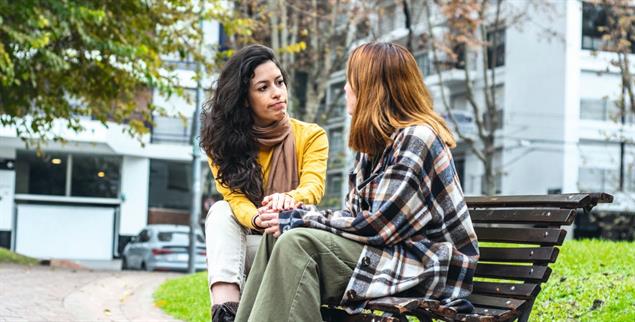 Die Kollegin hat sich verändert, fehlt oft: Warum sie nicht einfach mal ansprechen in einer Pause? (Foto: istock by Getty / Frazao Studio Latino)