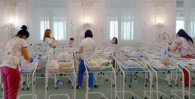Warten auf die Eltern: Während der Pandemie – und zu Beginn des Krieges – konnten viele Babys zunächst nicht abgeholt werden. (Foto: pa/Andreas Stein)