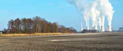 Braunkohlekraftwerk in Brandenburg: Der Klimawandel ist menschengemacht, darin sind sich die Autoren des Weltklimaberichts zu »95 Prozent« sicher. Der Report beschreibt die dramatischen Folgen der ungebremsten Erwärmung der Welt (Foto: pa/Pleul)