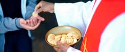 Aufruf zum Ungehorsam: Katholiken sollen die Eucharistie auch ohne Priester feiern (Foto: pa/godong)