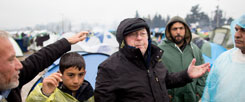 Norbert Blüm am 13. März 2016 in Idomeni: Das Flüchtlingslager an der Grenze zwischen Griechenland und Mazedonien ist in seinen Augen »ein Anschlag auf die Menschlichkeit«. Nachdem die Balkanroute geschlossen wurde, leben hier mehr als 12000 Flüchtlinge. (Foto: pa/dpa/Kay Nietfeld)