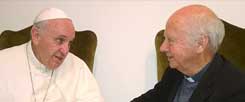 Ein Foto, privat enstanden, aber von öffentlicher Bedeutung: Papst Franziskus spricht mit Jacques Gaillot. 