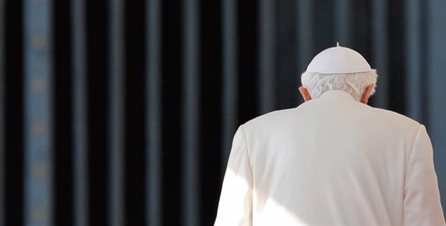 Mit dem Rücken zur Welt. Christoph Röhl erzählt das Pontifikat Benedikts als Geschichte des Scheiterns (Foto: kna/Gennari)