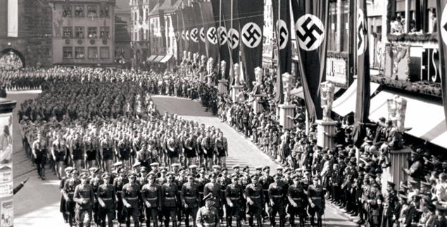 8,5 Millionen Deutsche waren Parteimitglieder: NSDAP-Aufmarsch zum Reichsparteitag in Nürnberg 1938 (Foto: PA / akg-images)
