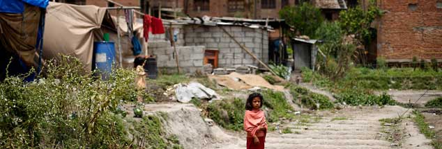 Viele Kinder wurden bei dem Erdbeben in Nepal traumatisiert, etliche haben ihre Eltern verloren. Die Bewohner hoffen darauf, dass sich die Unterstützung durch den Westen nicht auf die Nothilfe beschränkt, Städte könnten Patenschaften für Kommunen in Nepal übernehmen, Firmen ihr Know How weitergeben (Foto: pa/Irham)
