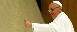 Papst Franziskus, optimistisch gestimmt: Kann er die Schatten der Vergangenheit überspringen? Seine Rolle als Kirchenmann in Argentinien gibt noch Rätsel auf. Die einen sehen in ihm eine integere Persönlichkeit, die anderen glauben, dass seine Beziehungen zum politischen Establishment zu gut waren, um als neuer Heiliger durchzugehen. (Foto: pa/Hidalgo)
