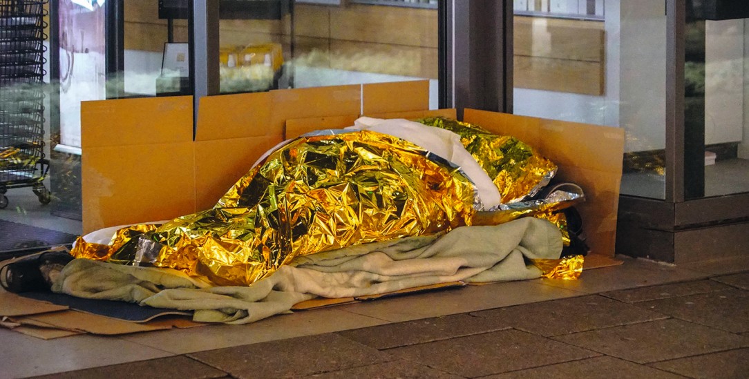 Der Kälte trotzen: Ein Obdachloser in Hamburg versucht, sich mit Pappe und Iso-Folie vor den eisigen Temperaturen zu schützen. (Foto: PA / ABBfoto) Der Kälte trotzen: Ein Obdachloser in Hamburg versucht, sich mit Pappe und Iso-Folie vor den eisigen Temperaturen zu schützen. (Foto: PA / ABBfoto)