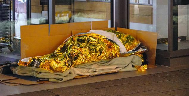 Der Kälte trotzen: Ein Obdachloser in Hamburg versucht, sich mit Pappe und Iso-Folie vor den eisigen Temperaturen zu schützen. (Foto: PA / ABBfoto)