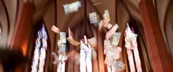 Die Kirche und das liebe Geld: Geht sie falsch damit um? Macht es sie am Ende kaputt? (Foto. kna/Oppitz)