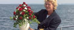 »Alles Leben kommt aus dem Wasser und will dorthin zurück.«: Kapitänin zur See Claudia Belis arbeitet seit 1984 als Seebestatterin (Foto: privat/www.ostsee-seebestattungen.de)