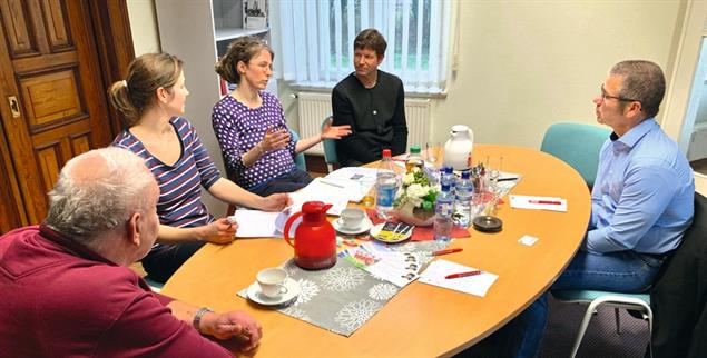 Werben für mehr Klimaschutz: Tina Michel (3. von links) und andere von der Bürgerlobby Klimaschutz im Gespräch mit dem Bundestagsabgeordneten Frank Junge (SPD). (Foto: Anke Lübbert)