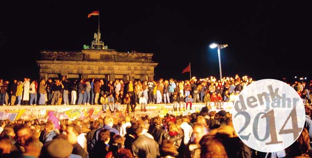 Berliner feiern am 9. November 1989 die Maueröffnung am Brandenburger Tor: Für den Osten Deutschland folgten danach  tiefgreifende Veränderungen. Doch die Chance, dass auch die westdeutsche Gesellschaft im Zuge des Einigungsprozesses ihre sozialen und politischen Grundlagen überdenkt, wurde vertan (Foto: pa/Palm)