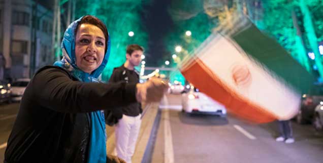 Teheran: Eine Frau schwenkt die iranische Flagge aus Freude über die Atom-Vereinbarung ihres Landes. Die Hoffnung liegt auf Reformen. (Foto: pa/Nikoubazl)
