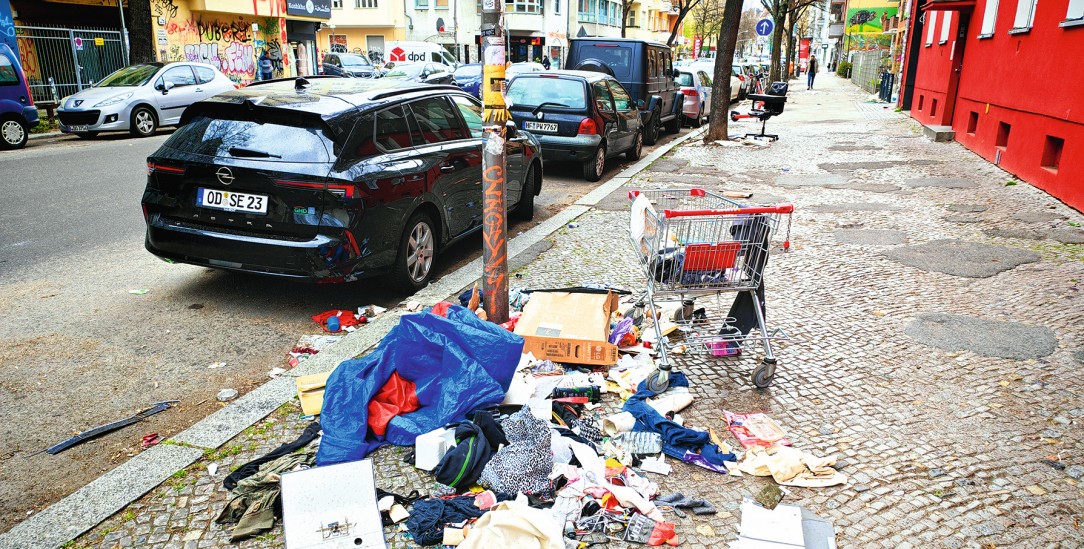 Nicht mehr cool: Hausmüllkippe auf einem Bürgersteig in Neukölln. (Foto: picture alliance/Juergen Held)