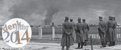 September 1939: Deutsche Soldaten vor dem brennenden Warschau. (Foto: pa/akg)