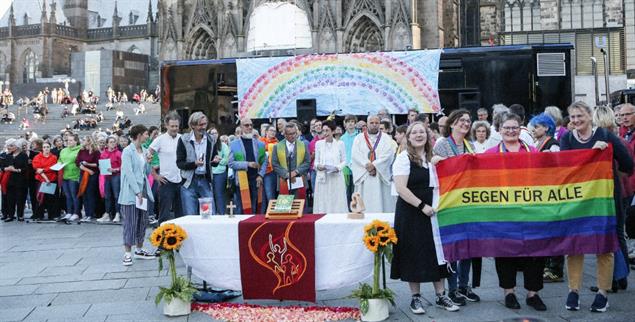 Segen für alle, forderten katholische Gruppen im September in Köln – jetzt kommt zum ersten Mal aus dem Vatikan eine Art Zustimmung (Foto: Adelaide Di Nunzio/KNA)