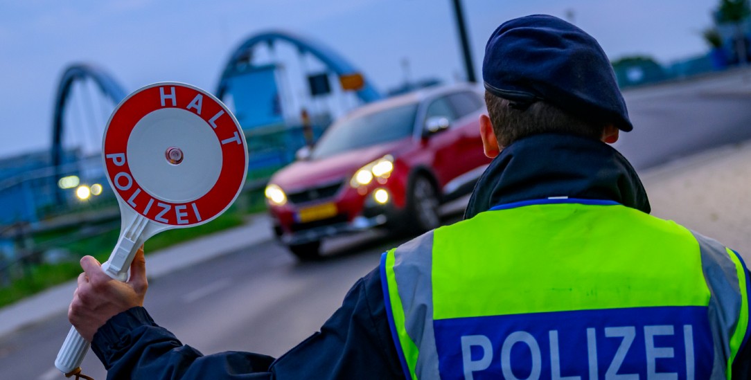 Kein Zutritt: Ehemalige Ortskräfte, die für Deutschland arbeiteten, dürfen nicht mehr ins Land. (Foto: PA/DPA/Patrick Pleul)