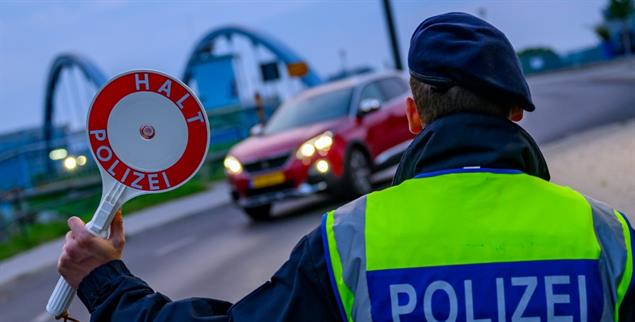 Kein Zutritt: Ehemalige Ortskräfte, die für Deutschland arbeiteten, dürfen nicht mehr ins Land. (Foto: PA/DPA/Patrick Pleul)