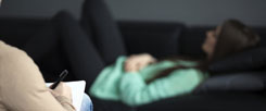 Bunte Vielfalt: Ob klassische Psychoanalyse, Musiktherapie oder Körpertherapien – es geht um die Verminderung des Leidens (Foto: iStock/Getty/AleksandarNakic)