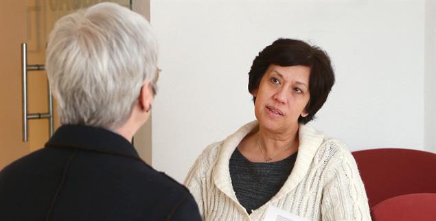 Zentrale Anlaufstelle: Bei Pastorin Lisa Tsang aus der Hamburger Innenstadt melden sich Menschen, die (wieder) in die Kirche eintreten wollen (Foto: ped/Stephan Wallocha)