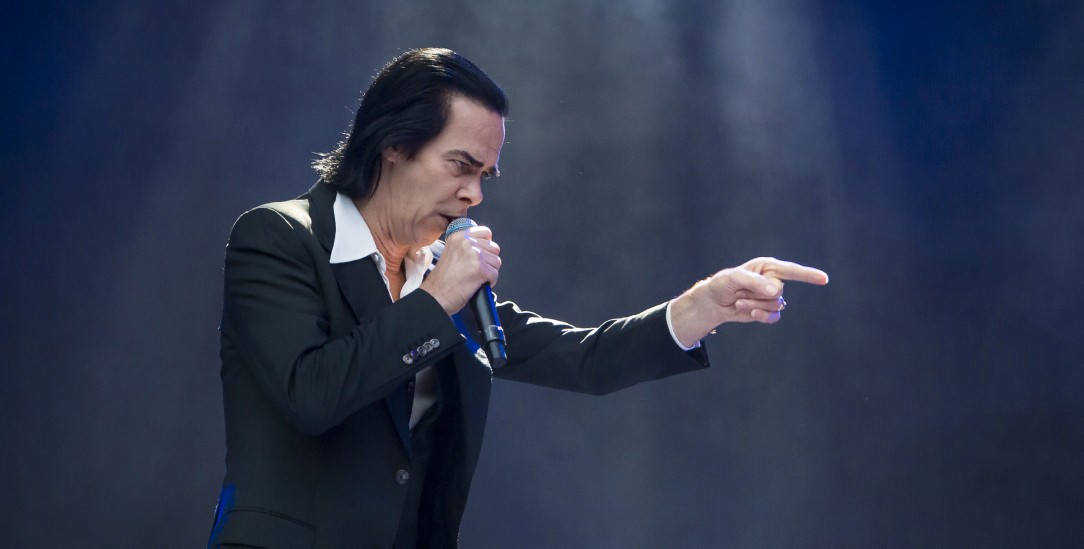 Musiklegende Nick Cave (im Bild) ist für schwermütige Klänge und religiöse Symbolik bekannt (Foto: pa/Gonzales Photo/Jarle H. Moe)