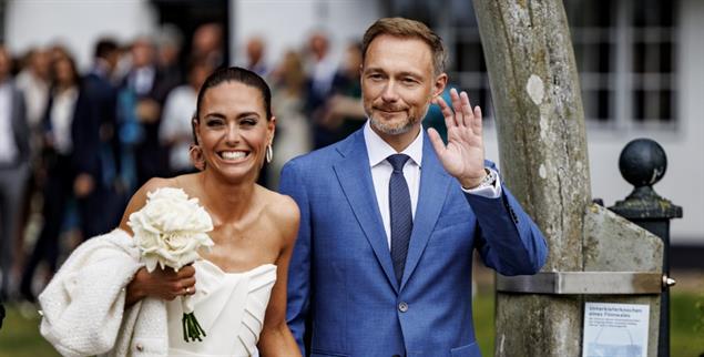 In der Kirche vom Philosophen gesegnet: das glückliche Brautpaar Franca und Christian. (Foto: pa/Axel Heimken)
