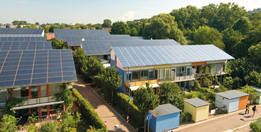 Nutzfläche Dach: Solaranlagen im Öko-Viertel Vauban in Freiburg im Breisgau (Foto: PA/ImageBROKER/Schoenen)