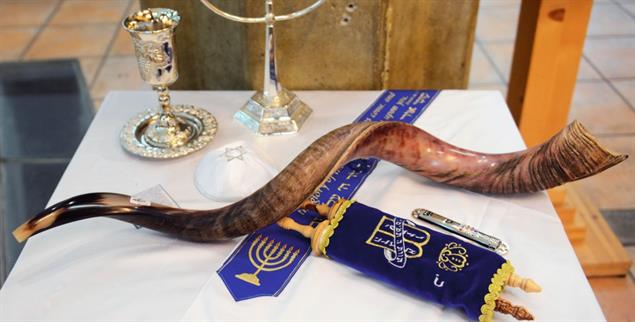 BU machen Begleiten jüdischen Alltag und Festtage: Kippa, der siebenarmige Leuchter, Tora, Kidduschbecher, Mesusa und das Schofarhorn (Foto: alamy/Boaz Rotte)