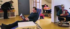 Im Ruhesessel Ausgleich schaffen zum oft stressigen Schulalltag: An dieser Schule ist das möglich. Es hält die Lehrkräfte gesund und steigert deren  Leistungsfähigkeit. (Foto: Klein)
