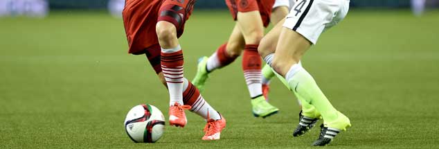 Wessen Beine sehen Sie hier? In jedem Fall sind es die Beine deutscher und US-amerikanischer Fußballerinnen, aufgenommen im Halbfinale der Fußball-WM in Kanada. (Foto: pa/Jaspersen)