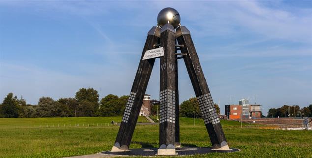 Eine monumentale Bake erinnert in Emden an Menschen, die in den Wellen der Nordsee bestattet sind. (Foto: Wikipedia/Ronald Pfitzer)