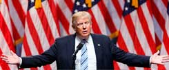 Am Tag vor dem Parteitag: Donald Trump spricht in New York. Er fühlt sich sicher - notfalls auch ohne die Partei, auf deren Ticket er bislang fuhr. Trump sinniert absichtsvoll über einen möglichen Alleingang als unabhängiger Präsidentschaftskandidat. Falls es nicht so läuft, wie er will ... (Foto: pa/Li Muzi)

|