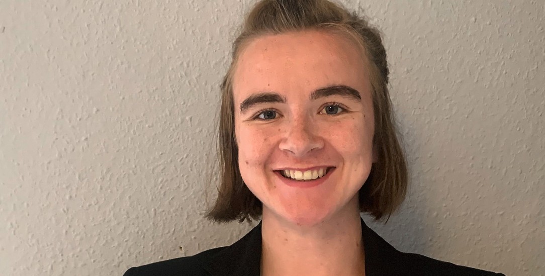 Schutzräume stärken: Emily Schunk vom queeren Jugendnetzwerk Lambda e.V. fordert nach dem Anschlag auf den Berliner CSD eine verlässliche Förderung queerer Beratungs- und Schutzangebote. (Foto: Privat)