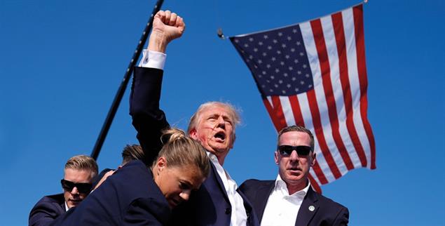 Selbsterklärte Ikone: Donald Trump nach dem Attentatsversuch auf ihn (Foto: pa/ap/Evan Vucci)