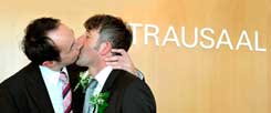 Homosexuelle Partnerschaften: Manche Religionsvertreter sehen sie als Verletzung der Gebote Gottes an und fordern, sie nicht mit der Ehe gleichzustellen (Foto:pa/Kneffel)