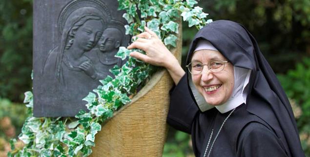 Maria und Jesus, Andachtsstele im Klostergarten: »Was ich tue, schaffe ich im Vertrauen auf Gott, nicht aus eigener Kraft«, sagt Mutter Mechthild, Äbtissin der Abtei Maria Frieden in Kirchschletten. (Foto: Erich Weiß)