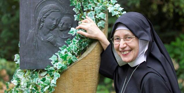 Maria und Jesus, Andachtsstele im Klostergarten: »Was ich tue, schaffe ich im Vertrauen auf Gott, nicht aus eigener Kraft«, sagt Mutter Mechthild, Äbtissin der Abtei Maria Frieden in Kirchschletten. (Foto: Erich Weiß)